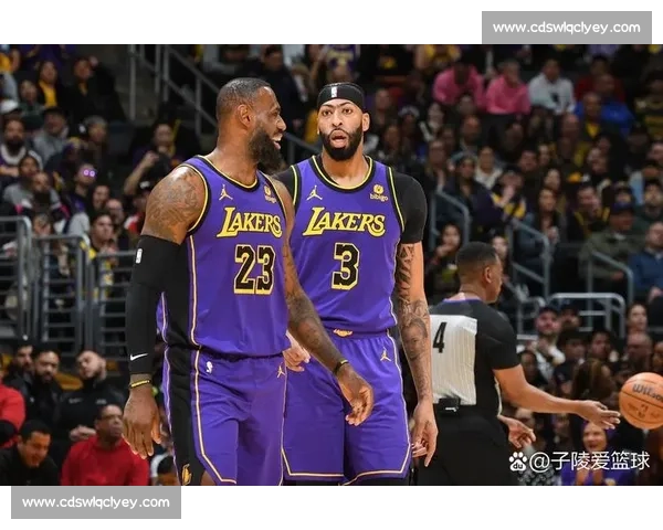 詹眉领衔湖人强势对决活塞青年军赛场看点十足攻防博弈悬念拉满