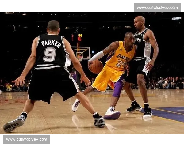 雷霆对阵勇士二零一七赛季巅峰之战巨星对决与时代转折赛场回顾解读